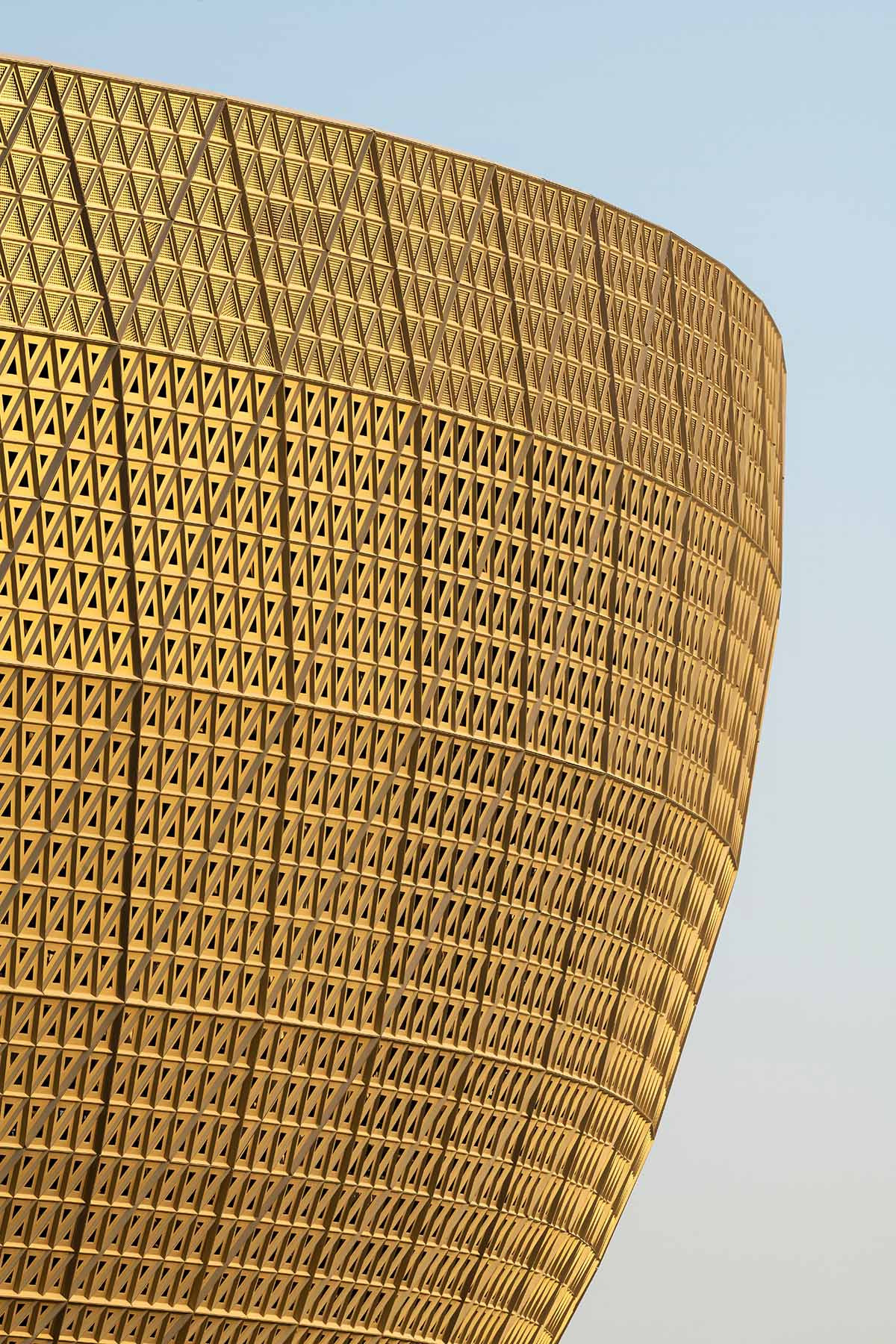 Sân vận động Lusail thiết kế hơn 80.000 chỗ ngồi, mặt ngoài sân được dát vàng lộng lẫy.