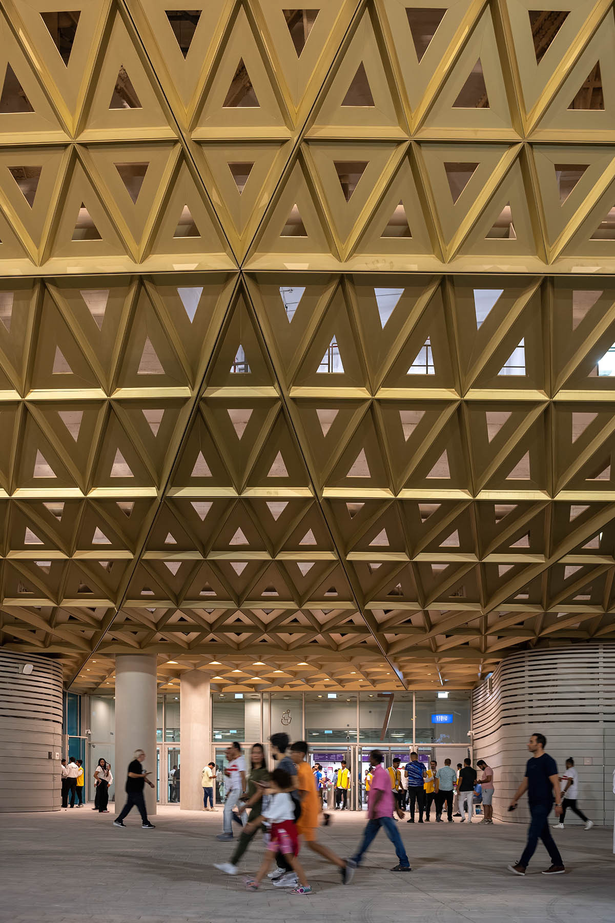 Sân được bao bọc bởi các khe hở hình tam giác, giúp đưa ánh sáng vào bên trong.