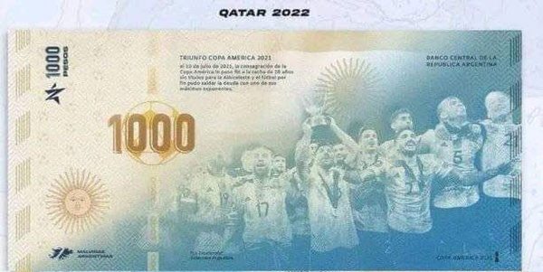 Hiện đang có vài mẫu tiền được mang ra xem xét. Mỗi mẫu một kiểu nhưng đều có chung một thế kế chủ đạo là Messi ở vị trí trang trọng nhất. Khác biệt có lẽ ở mặt sau của tờ tiền. Ảnh: Soccergator