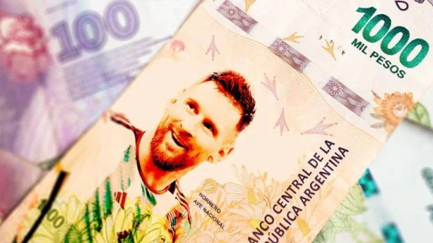 Theo tờ El Financiero, Ngân hàng Trung ương Argentina đang xem xét việc có thể in hình Lionel Messi lên tờ tiền 1000 peso (tương đương mệnh giá 5,74 USD) mới của nước này. Ảnh: Soccergator
