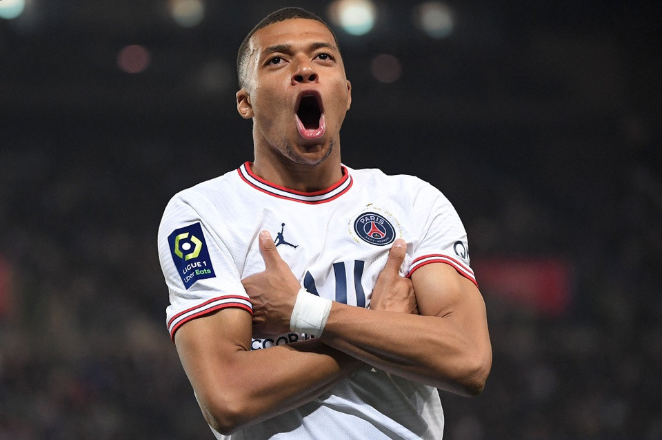 Tương tự, Kylian Mbappe là gương mặt quen thuộc của nhiều nhãn hàng như Nike (kiếm khoảng 5 triệu USD/năm), Hublot (1,1 triệu USD/năm)... Ảnh: The Guardian