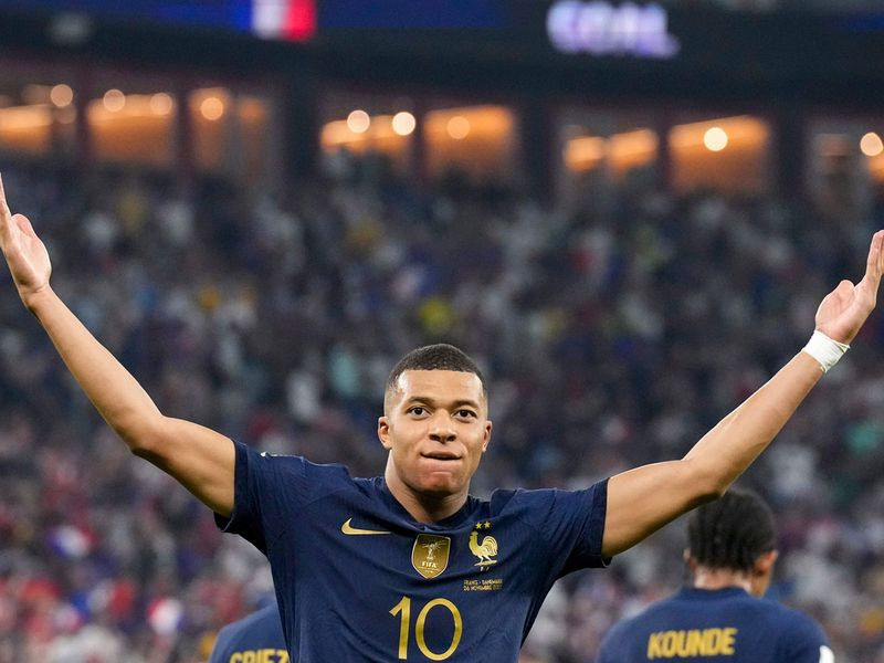 Trong khi đó, Mbappe kiếm được 128 triệu USD trong năm nay, bao gồm 110 triệu USD tiền lương từ Paris Saint Germain và thêm 18 triệu USD cho các hoạt động ngoài sân cỏ. Ảnh: Gulfnews
