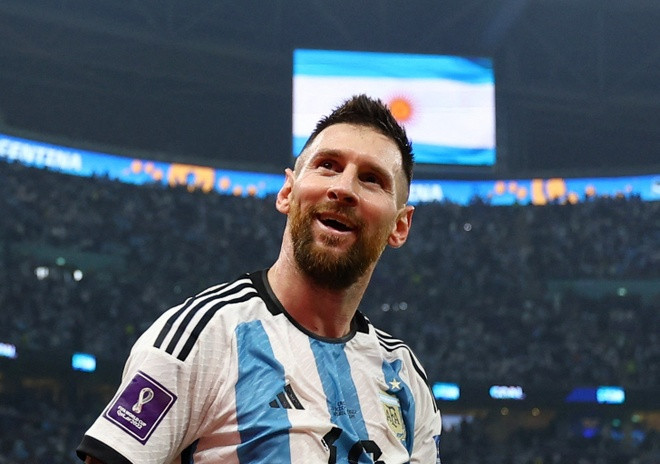 Với mức thu nhập ngoài sân cỏ 55 triệu USD vào năm 2022, Messi trở thành cầu thủ thứ ba trong danh sách các vận động viên có khoản thu nhập ngoài lớn nhất thế giới, chỉ sau biểu tượng quần vợt Roger Federer và siêu sao NBA LeBron James. Ảnh: Zing