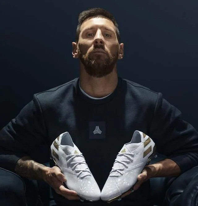 Theo Gold.com, một trong những hợp đồng quảng cáo lớn nhất của Messi thuộc về hãng giày Adidas. Hợp đồng được cho là sẽ kéo dài ít nhất cho đến khi kết thúc sự nghiệp thi đấu của anh ấy. Ảnh: Goal