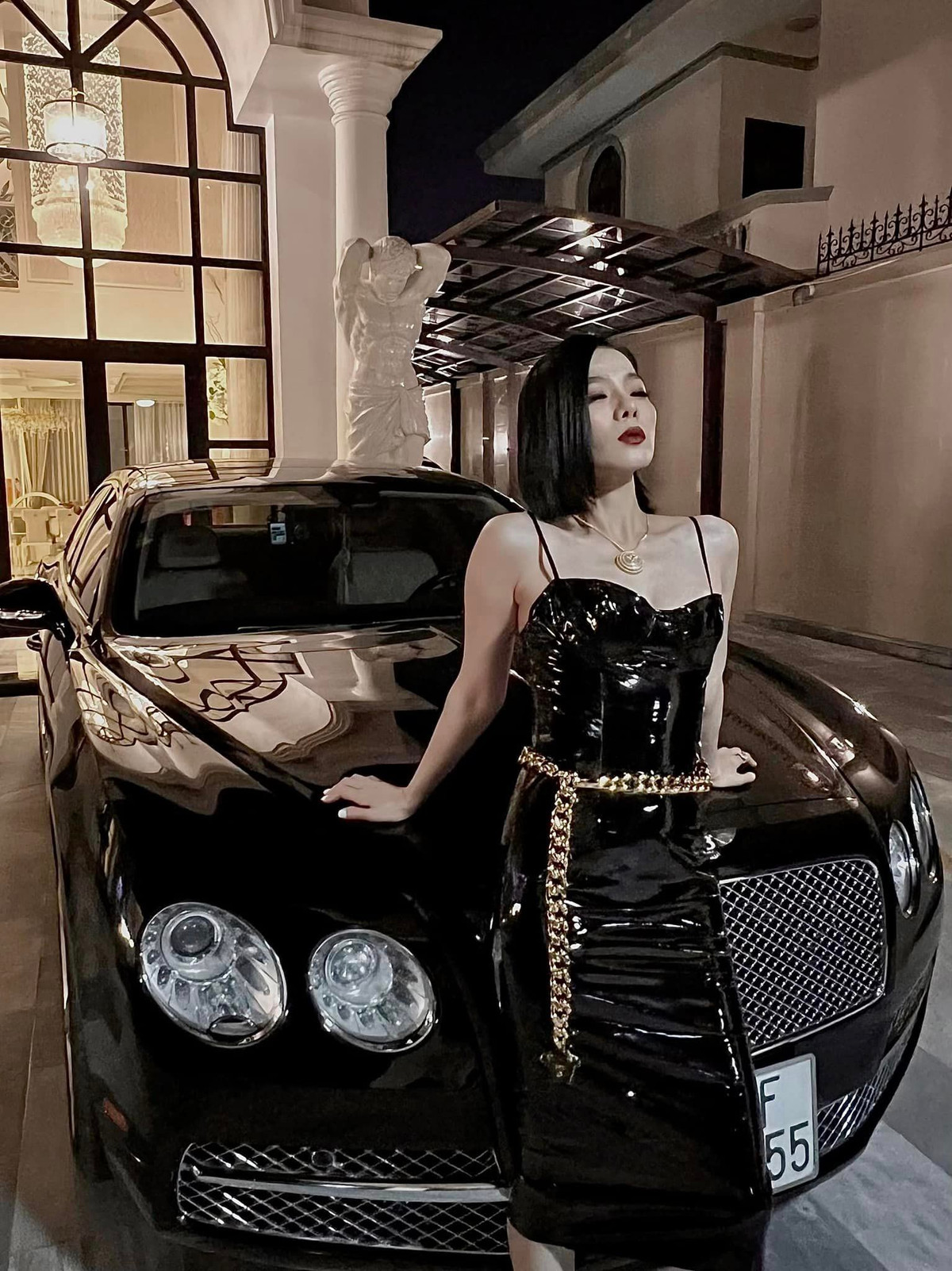 Không những thế, "nữ hoàng phòng trà" còn khoác trên người trang phục và loạt phụ kiện hàng hiệu đắt xắt ra miếng.