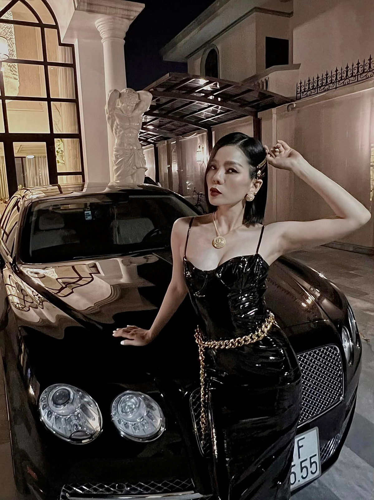 Trước đó, ca sĩ Lệ Quyên từng chia sẻ căn biệt của cô có giá vô cùng đắt đỏ, chỉ riêng cổng nhà đã lên đến 3,6 tỷ đồng.