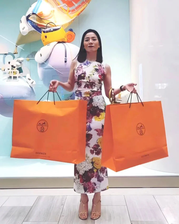 Mỗi lần shopping, Lệ Quyên lại khoe thành quả túi to túi nhỏ bày la liệt.