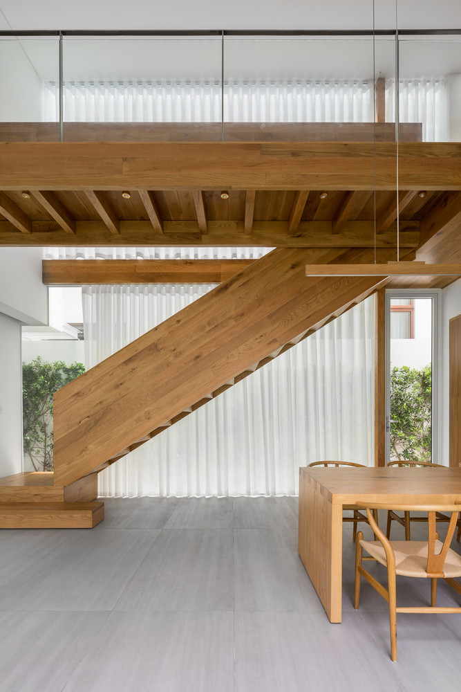 Không gian sáng sủa, vật liệu hiện đại, nội thất gỗ tối giản đã tạo nên sự thư thái cho căn nhà.