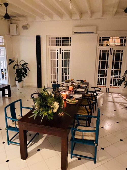 Không gian bàn ăn được bài trí thoáng đãng, có thể vừa ăn vừa ngắm cảnh ngoài vườn. Ảnh: FBNV