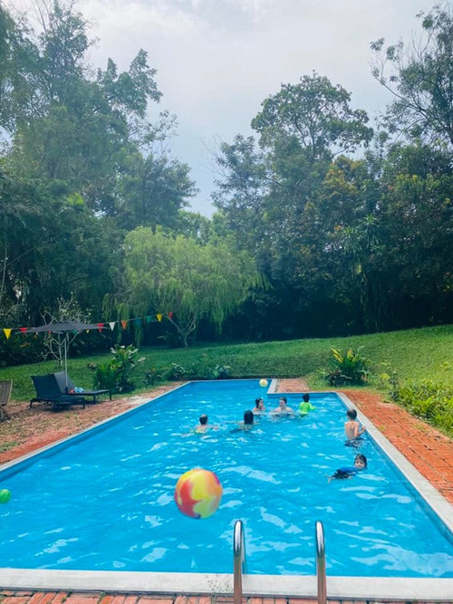 Trong khuôn viên biệt thự còn có hồ bơi để cả nhà giải trí. Ảnh: FBNV