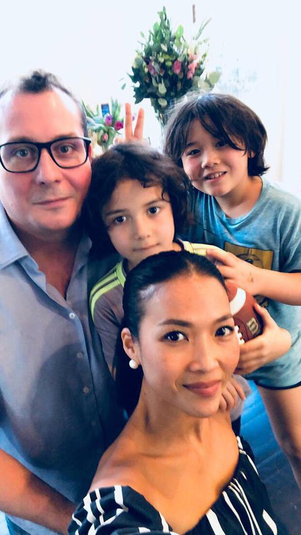 Dù đã rời khỏi showbiz dành nhiều thời gian cho gia đình nhưng mọi hoạt động và cuộc sống của cựu siêu mẫu Bằng Lăng vẫn thu hút sự chú ý của khán giả. Bằng Lăng hiện có cuộc sống viên mãn cùng chồng và hai con ở Singapore. Ảnh: Saostar