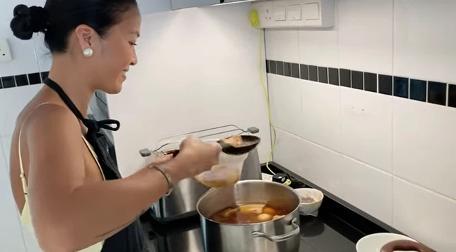 Nhà bếp tiện nghi, sử dụng gam màu trắng chủ đạo. Ảnh chụp màn hình