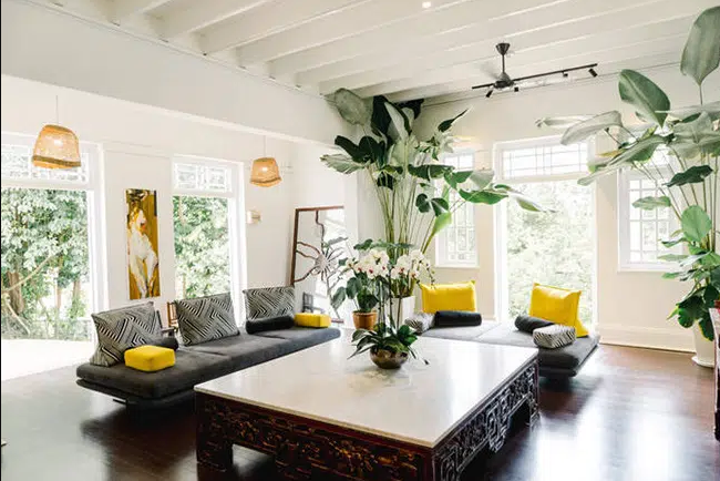 Biệt thự của siêu mẫu Bằng Lăng có gam màu đen - trắng rộng do người Anh xây dựng từ thời 1946 - 1963 khi Singapore là thuộc địa nước này. Ảnh: FBNV