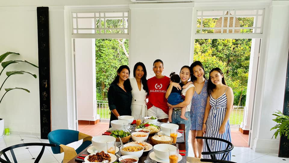 Cựu siêu mẫu thường mời bạn bè đến căn biệt thự để ăn uống, trò chuyện. Ảnh: FBNV