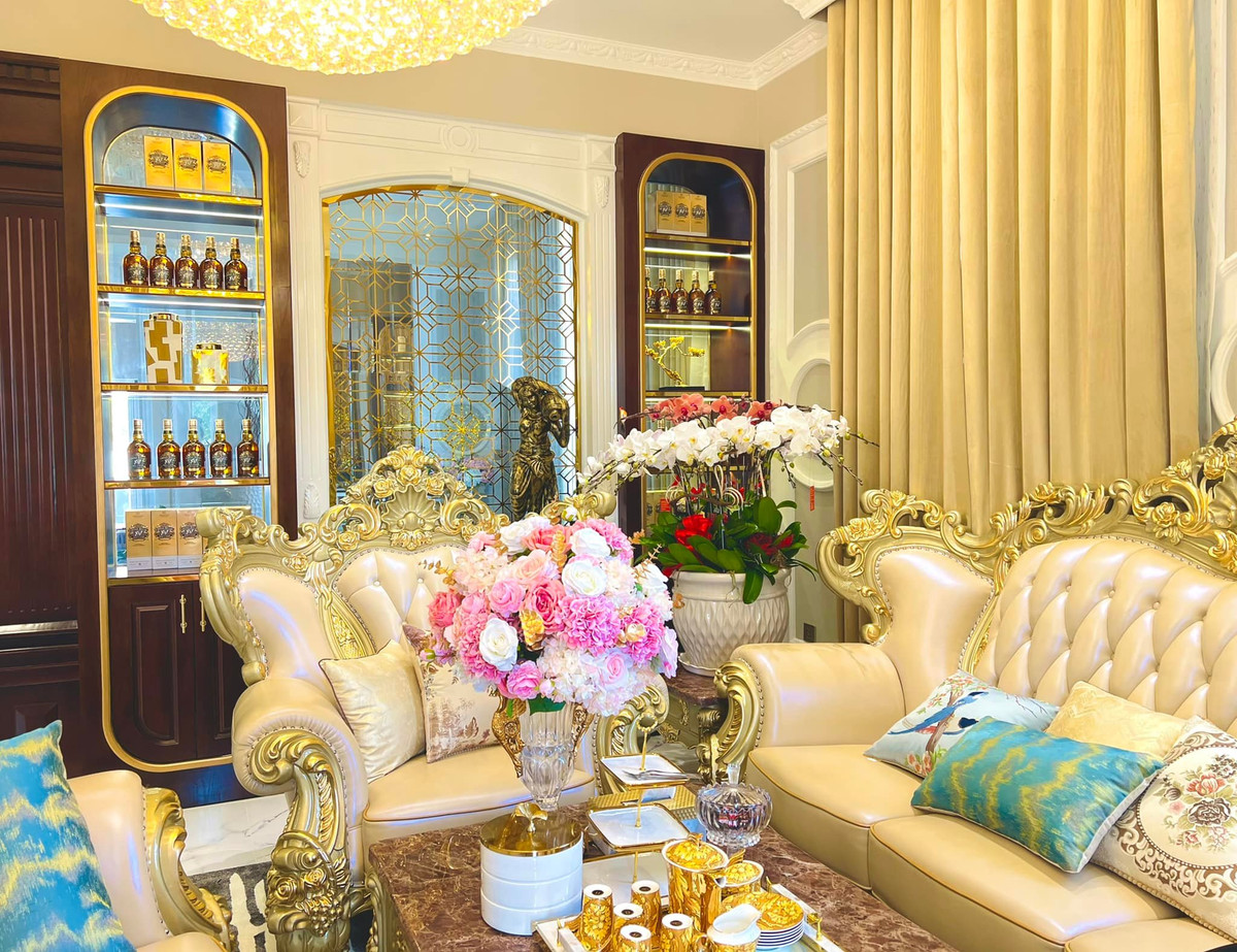 Căn biệt thự của LiLy Chen thiết kế theo phong cách tân cổ điển với gam màu trắng - vàng tạo cảm giác sang trọng. Ảnh: FB Lily Chen