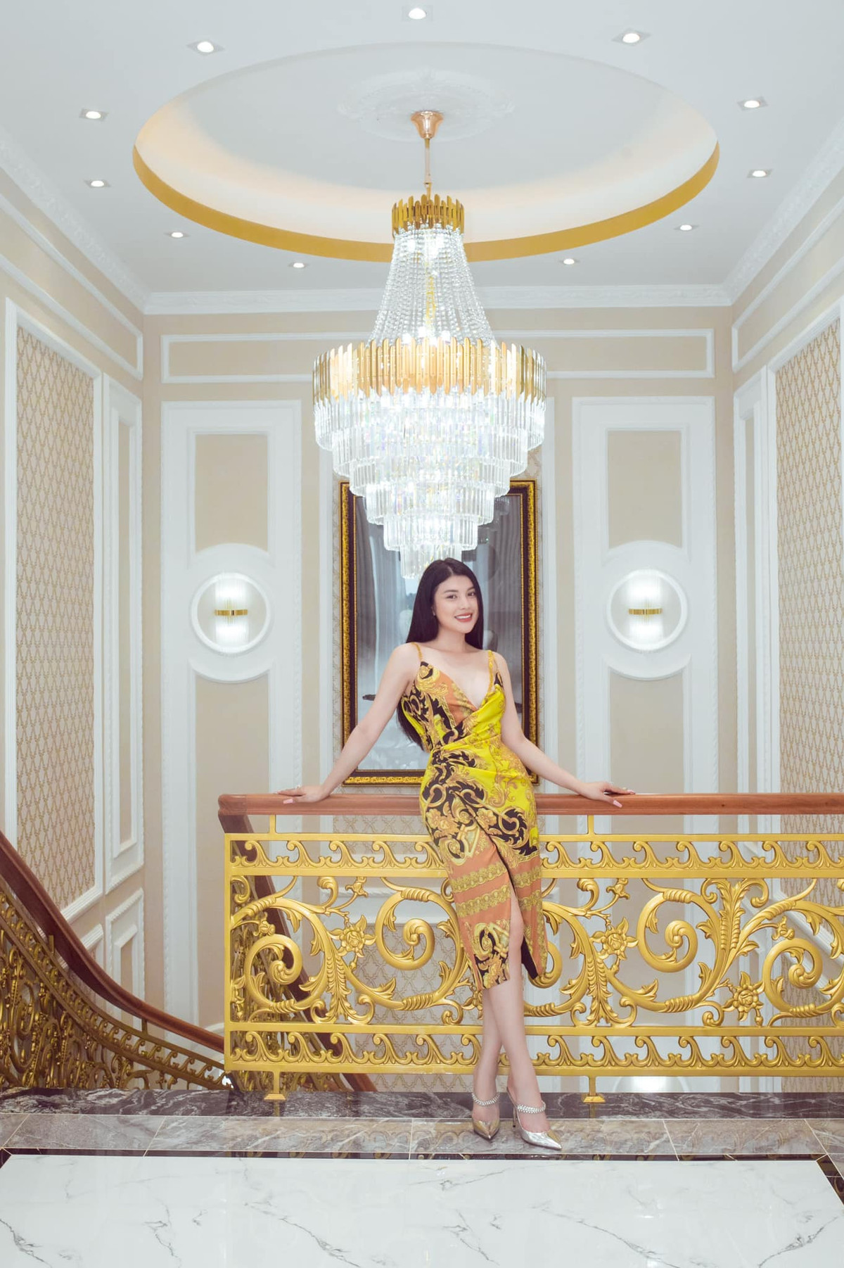 Lan can cầu thang dát vàng lấp lánh. Ảnh: FB Lily Chen