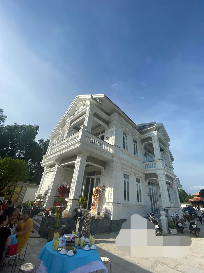 Biệt thự gồm 2 tầng lầu, có khuôn viên sân vườn rộng mênh mông. Ảnh: Bestie