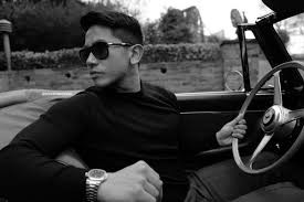 Vị hoàng tử độc thân này còn sở hữu 50 chiếc Mercedes Benz, 66 chiếc Ferrari, 20 chiếc Bentley, 20 chiếc BMW, 17 chiếc Jaguar, 15 chiếc Porsche, 10 chiếc Rolls Royce và 3 chiếc Lamborghini. Ảnh: Facebook