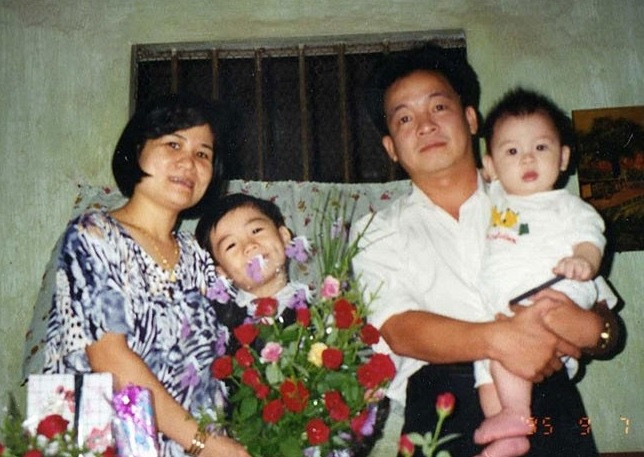 Theo một số bức ảnh rò rỉ trên mạng, có thể thấy thiếu gia Vinh Quang gây chú ý với gương mặt bụ bẫm, làn da trắng sáng cùng đôi mắt to tròn. Còn anh trai Quang Vinh sở hữu đôi má lúm cực đáng yêu. Ảnh: VTCNews