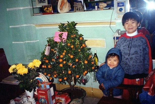 2 anh em Vinh Quang khi còn nhỏ trong ngày Tết. Ảnh: VTCNews