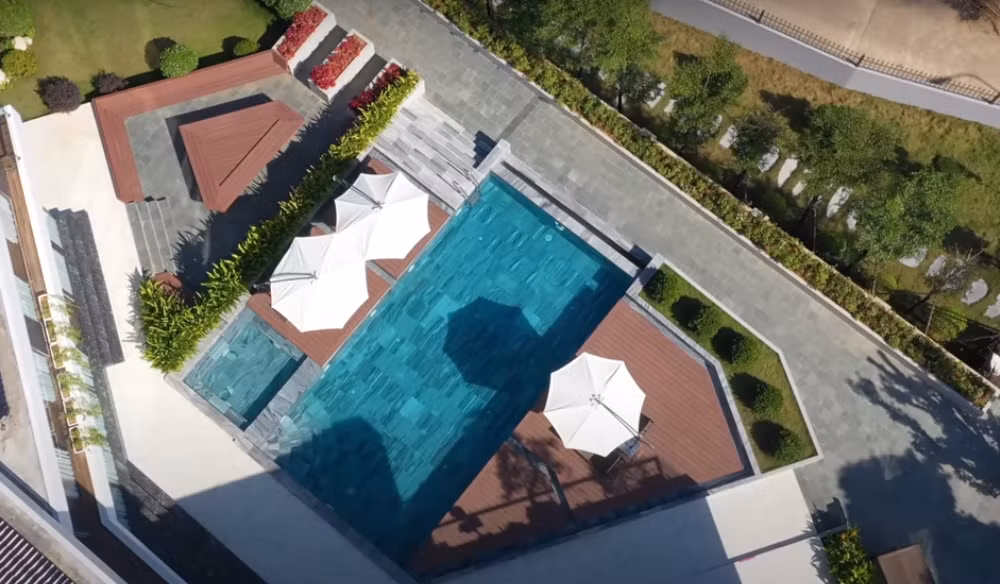 Phía trước nhà là bể bơi lớn rộng tới 80m2, sử dụng công nghệ điện phân muối, an toàn cho da.