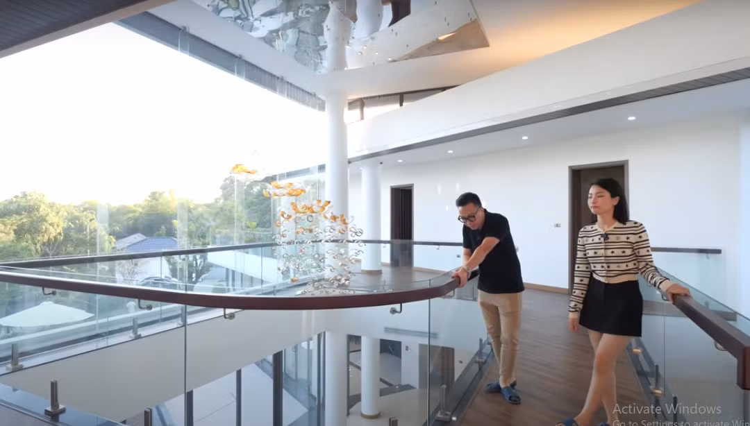 Không gian thông tầng với lan can kính hiện đại. Nguồn ảnh: chụp màn hình NhaF