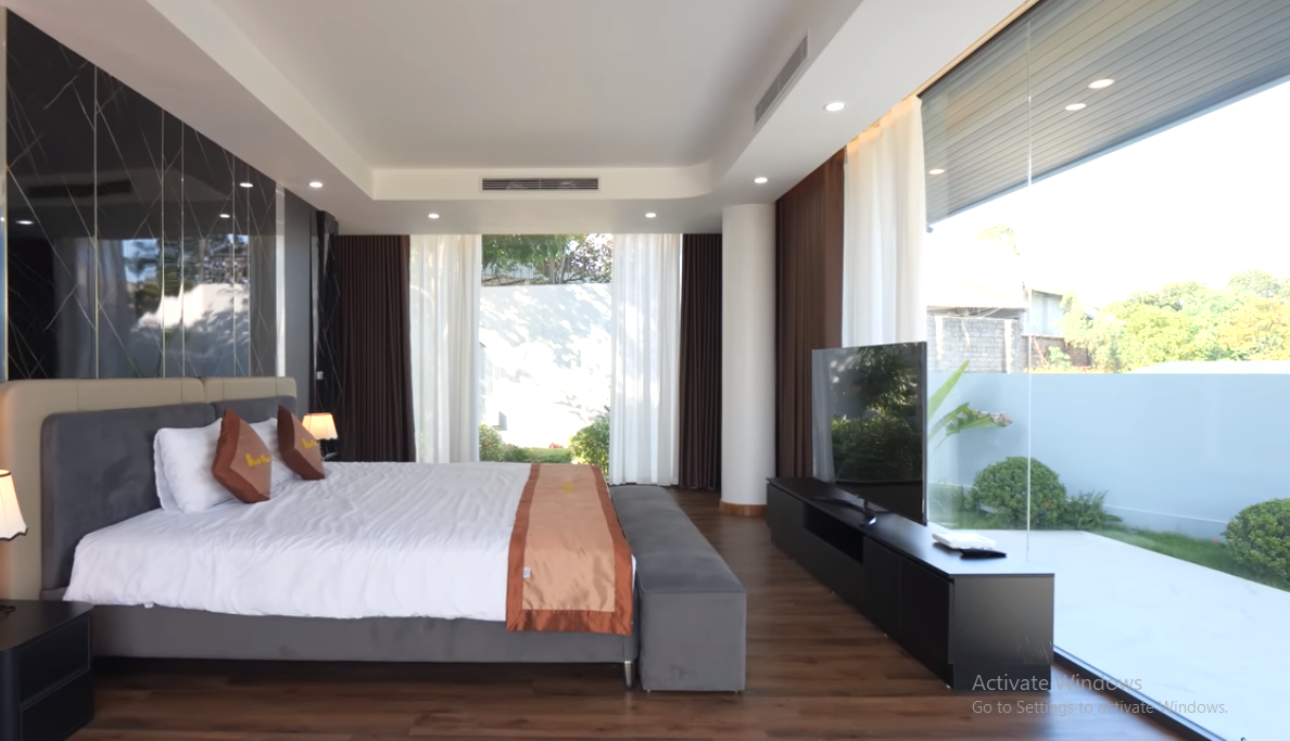 Biệt thự gồm 5 phòng ngủ. Từ phòng ngủ chính có thể nhìn ra bên ngoài ngắm không gian thiên nhiên.