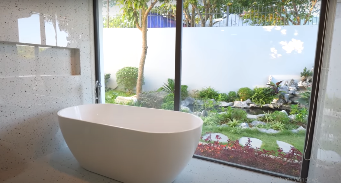 Trong phòng tắm cũng có thể ngắm cảnh quan sân vườn.