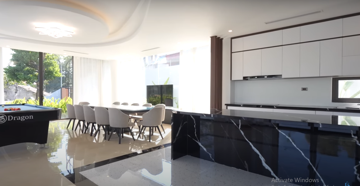 Khu vực bếp, bàn ăn có sức chứa lên tới 12 người.