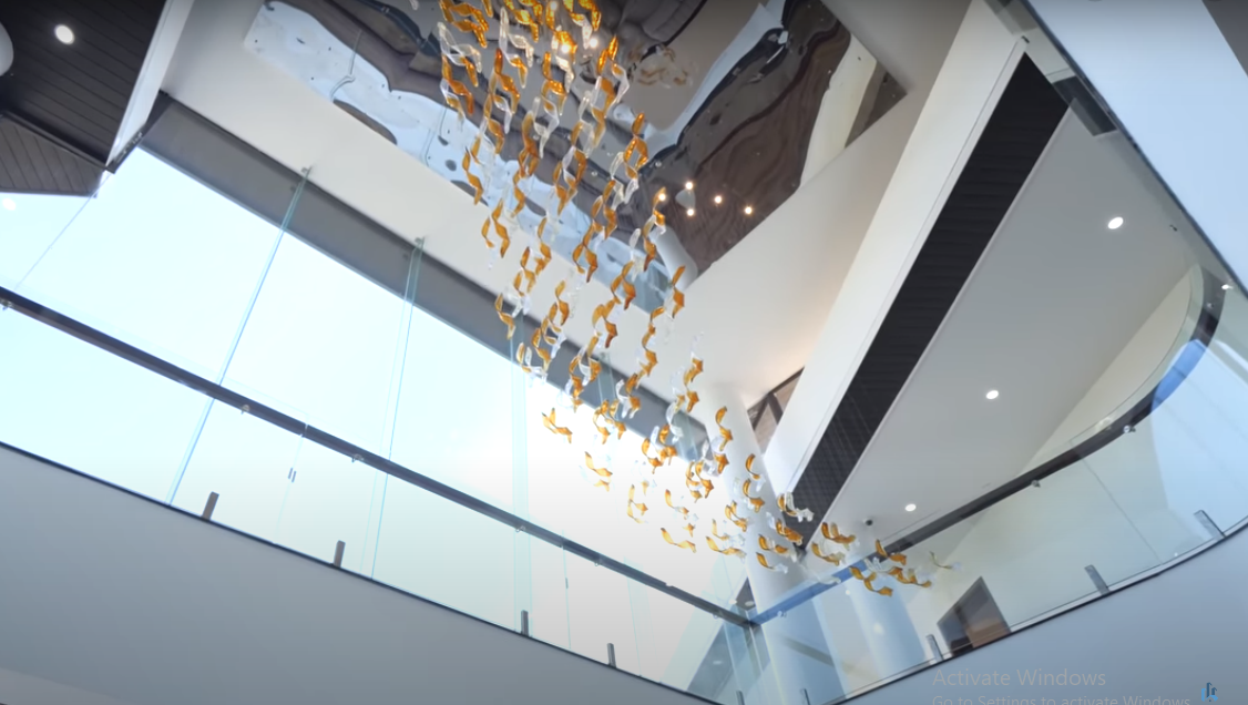 Không gian thông tầng cực kỳ thoáng với điểm nhấn là đèn trần thả như những chiếc lá vàng lơ lửng.