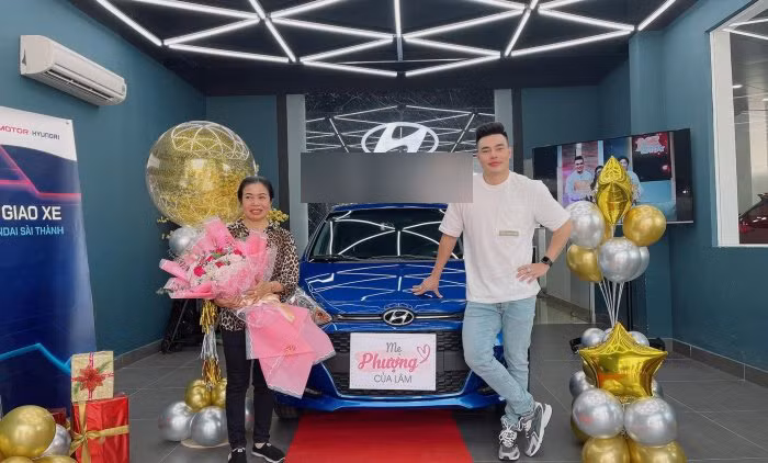 Trên trang cá nhân, diễn viên hài Lê Dương Bảo Lâm cũng tự hào khoe món quà mà anh dành tặng mẹ nhân dịp Quốc tế phụ nữ. Đó là một chiếc xế hộp giá hơn 400 triệu đồng. Ảnh: FBNV