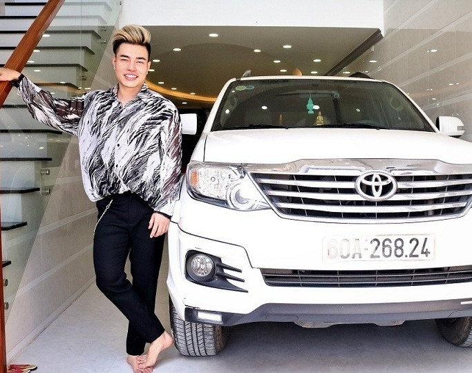 Trước đó, nam diễn viên từng sở hữu một chiếc xe hơi bảy chỗ Toyota Fortuner để vụ công việc đi diễn giao hàng cho vợ hàng ngày. Ảnh: Vietnamnet