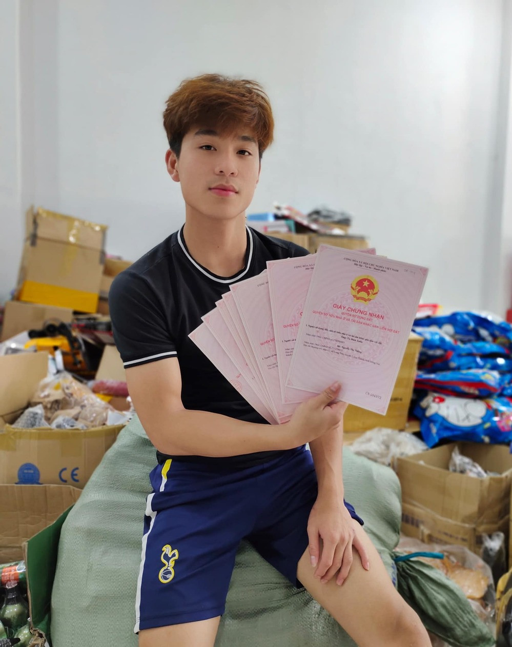 Nhân viên trong nhà của Lê Dương Bảo Lâm từng công khai hình ảnh sổ đỏ thuộc sở hữu của nam diễn viên khiến ai nấy đều ngưỡng mộ. Ảnh: FBNV