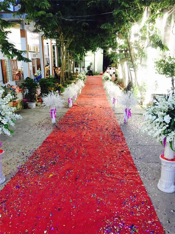 Ngoài đầu tư tiền vé máy bay, tiền thuê khách sạn cho khách, cặp đôi còn cẩn thận chuẩn bị quà cảm ơn họ. Ảnh: Yan