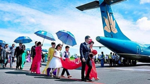 Chuyến bay rước dâu được thuê trọn gói với giá 200 triệu đồng. Ảnh: Tinmoi