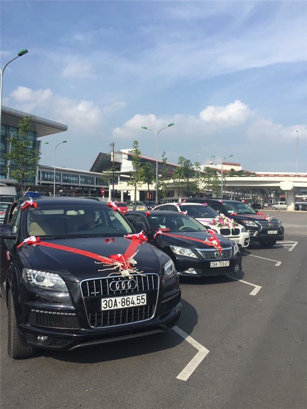 Nhiều người chưa hết ngạc nhiên vì màn rước dâu hoành tráng bằng máy bay từ Quảng Ngãi ra Hà Nội thì tiếp tục “mắt tròn mắt dẹt” trước dàn xe khủng lên tới 25 chiếc từ các hãng danh tiếng đón cô dâu, chú rể cùng họ hàng và khách khứa ngay tại sân bay. Ảnh: Yan