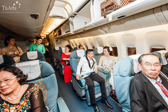 Theo đó, cô dâu, chú rể cùng các quan khách được dàn siêu xe đón ra sân băng, sau đó được máy bay đưa đến lễ đường - nơi diễn ra tiệc cưới. Ảnh: NLĐ.