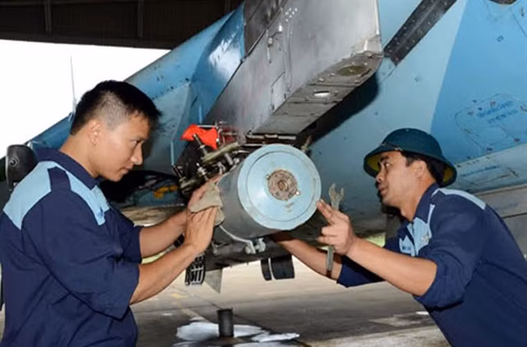 Ảnh các kĩ sư hàng không đang lắp bom không điều khiển cho máy bay cường kích Su-22 tham gia diễn tập bắn, ném ở trường bắn Như xuân, Thanh Hóa cũng là một trong các hình ảnh quân sự Việt Nam ấn tượng tuần qua.