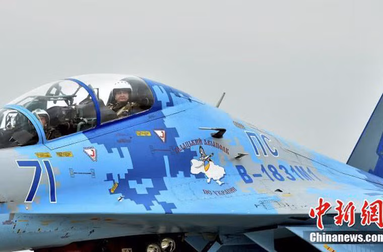 Tổng thống Ukraine hiện diện trong buồng lái chiếc chiến đấu cơ Su-27UB.