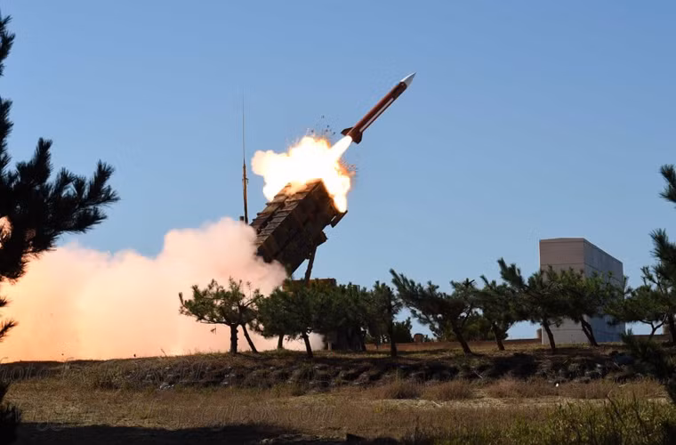 Hàn Quốc tuần qua công bố hình ảnh đẹp phóng thử nghiệm tổ hợp tên lửa phòng không/phòng thủ tên lửa Patriot PAC-2 GEM/T.