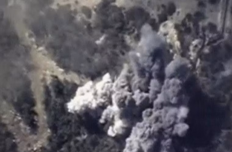 Hình ảnh được chụp từ UAV Không quân Nga ghi lại vụ nổ bom sau khi máy bay chiến đấu Sukhoi tấn công phiến quân IS. Tuần qua, Không quân Nga tiếp tục thực hiện nhiều đợt không kích diệt hàng trăm mục tiêu phiến quân IS và các lực lượng phiến quân khác ở Syria.