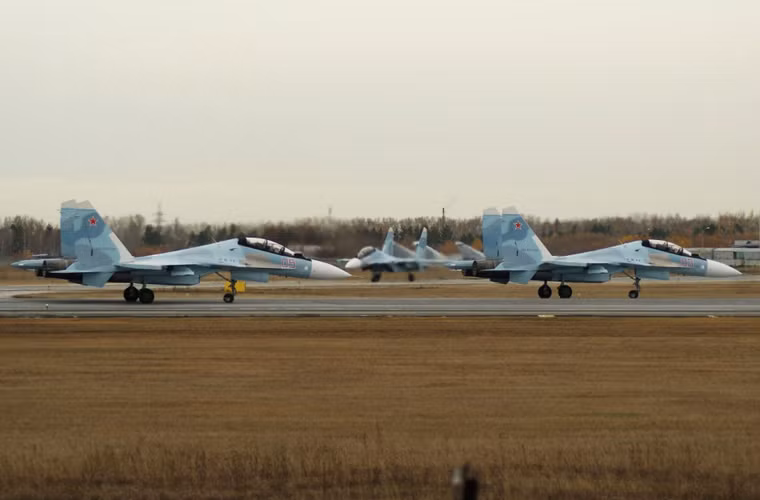 Ba chiến đấu cơ Su-30SM mới nhất vừa được nhà máy chế tạo bàn giao cho Không quân Nga. Chúng sẽ được triển khai tới căn cứ ở miền nam nước Nga, nơi đó vốn trước đây chỉ có các máy bay tiêm kích MiG-29.