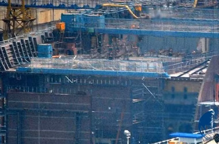 Nhưng hình ảnh quân sự Trung Quốc đáng lưu tâm nhất tuần qua phải là sự xuất hiện của một vài bức ảnh được cho là các bộ phận tàu sân bay Type 001A đang được chế tạo nhà máy Đại Liên.