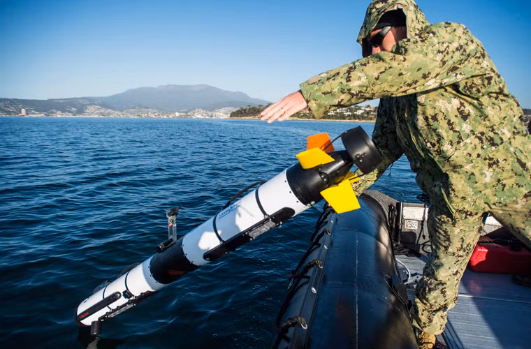 Binh sĩ Hải quân Mỹ đang ném phương tiện lặn tự động IVER xuống biển trong cuộc tập trận chống thủy lôi Dugong 2015 ở Australia.