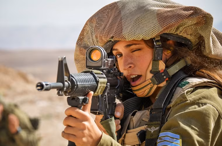 Nữ binh sĩ xinh đẹp Quân đội Israel đang ngắm bắn.