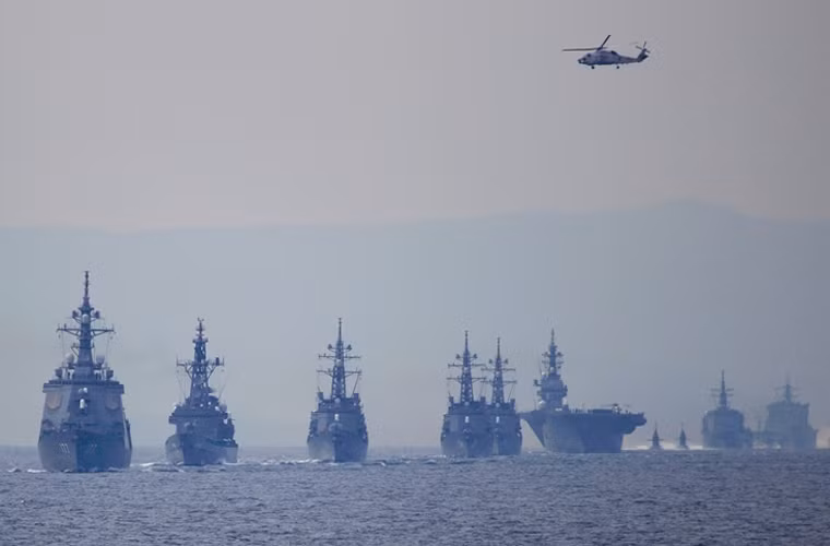 Đội hình tàu chiến (gồm cả tàu chiến lớn nhất JDS Izumo) Lực lượng Phòng vệ Nhật Bản (JSDF) diễu binh trên biển là một trong các hình ảnh quân sự ấn tượng tuần qua.