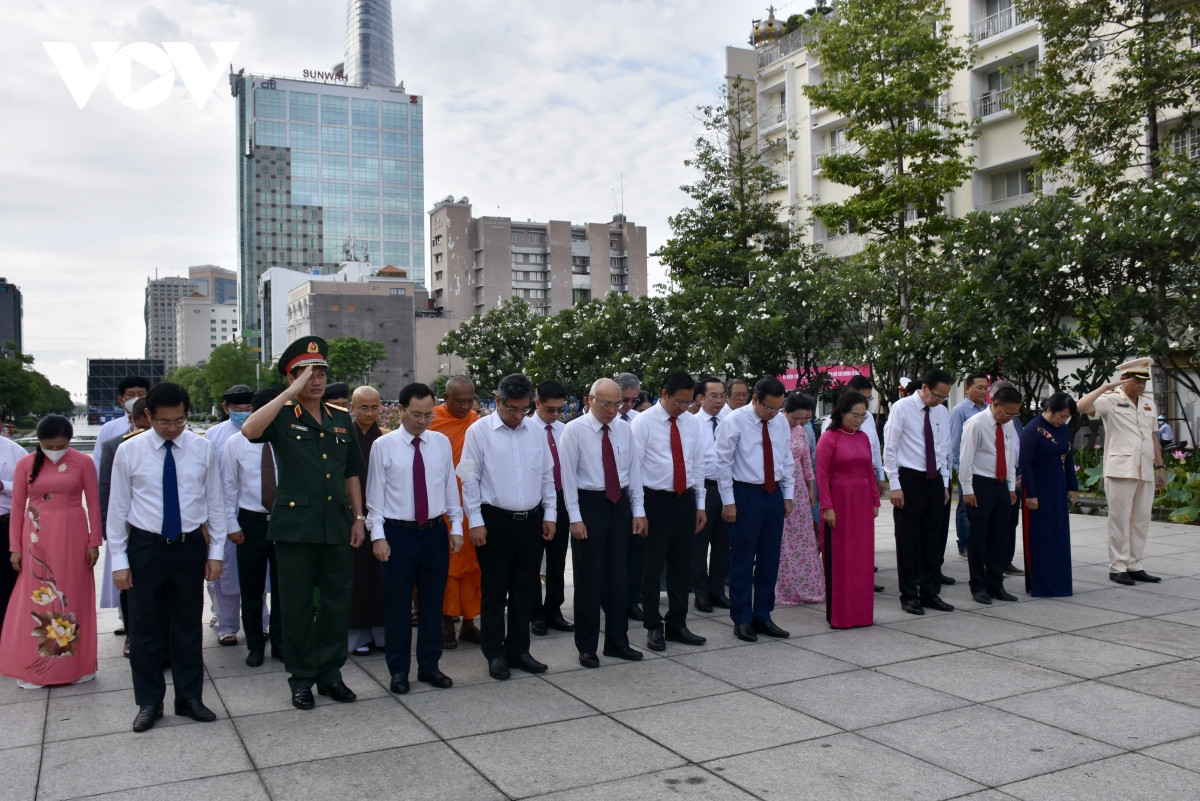 Lãnh đạo TP HCM dâng hương tưởng nhớ ngày sinh Chủ tịch Hồ Chí Minh - Hình 3 Lanh dao TP HCM dang huong tuong nho ngay sinh Chu tich Ho Chi Minh-Hinh-3