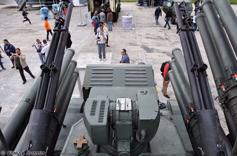 Hai bên tháp được lắp hai pháo tự động 2A38M cỡ 30mm có tốc độ bắn 2.500 phát/khẩu, tầm bắn hiệu quả 20m tới 4km, độ cao từ 0m tới 3km.