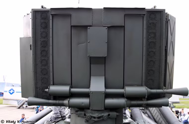 Cận cảnh mặt sau của radar cảnh giới nhìn vòng 2RL80.