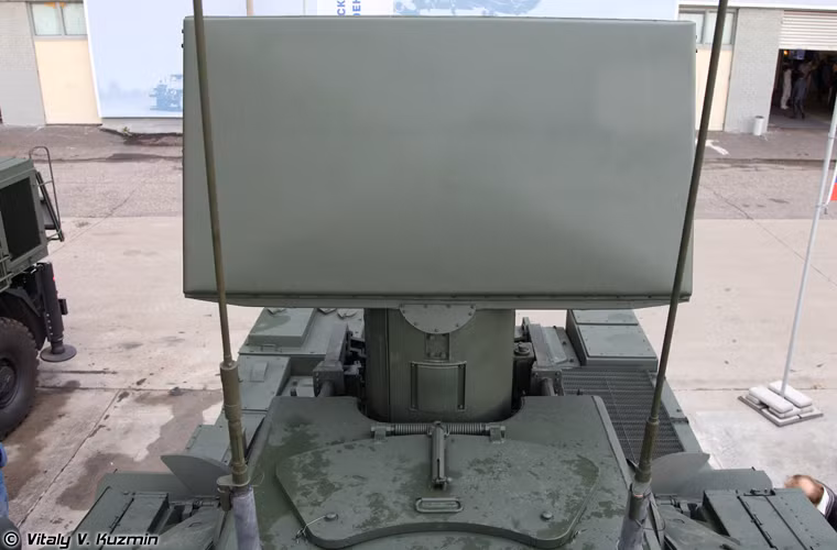 Khi hành quân, anten đài nhìn vòng 2RL80 có thể gấp gọn ra phía sau để thuận tiện hơn.